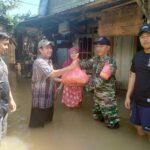 Babinsa Kodim 1002/HST Bantu Distribusikan Logistik Kepada Warga Terdampak Banjir Babinsa Kodim 1002/HST Bantu Distribusikan Logistik Kepada Warga Terdampak Banjir