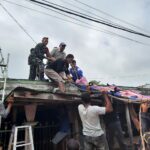 Babinsa Koramil 08//Labuan Amas Utara Bantu Evakuasi Warga Tersengat Arus Listrik