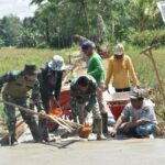 Dibawah Terik Matahari, Satgas TMMD ke-116 Kodim 1002/HST Tetap Semangat Bekerja Dibawah Terik Matahari, Satgas TMMD ke-116 Kodim 1002/HST Tetap Semangat Bekerja