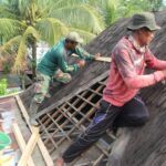 Satgas TMMD ke-116 Kodim 1002/HST, Bongkar dan Pasang Baru Atap Musholla Darul Iman Satgas TMMD ke-116 Kodim 1002/HST, Bongkar dan Pasang Baru Atap Musholla Darul Iman