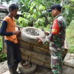 Sigap Babinsa Bantu Warga Perbaiki Gerobak Sigap Babinsa Bantu Warga Perbaiki Gerobak