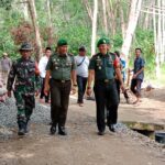 Irdam VI/Mulawarman Sambangi Lokasi TMMD Di Desa Hapulang Irdam VI/Mulawarman Sambangi Lokasi TMMD Di Desa Hapulang