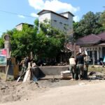 Dibawah Terik Matahari, Satgas TMMD Bersama Warga Hapulang Tetap Semangat Bangun Poskampling Dibawah Terik Matahari, Satgas TMMD Bersama Warga Hapulang Tetap Semangat Bangun Poskampling