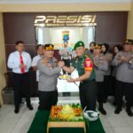 Walau di Guyuran Hujan, Dandim 1002/HST Tetap Berikan Kejutan Kepada Kapolres