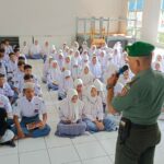 Danramil 08/Labuan Amas Utara Sampaikan Wasbang Kepada Siswa Baru SMAN 6 Barabai