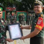 Dandim 1002/HST Serahkan Piagam Penghargaan  Babinsa Terbaik