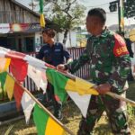 Semarakkan HUT RI Ke-78, Babinsa Kodim 1002/HST Bantu Warga Pasang Bendera dan Umbul-Umbul