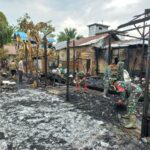 Koramil 1002-06/Barabai Karbak Pembersihan Puing Sisa Kebakaran Rumah Warga