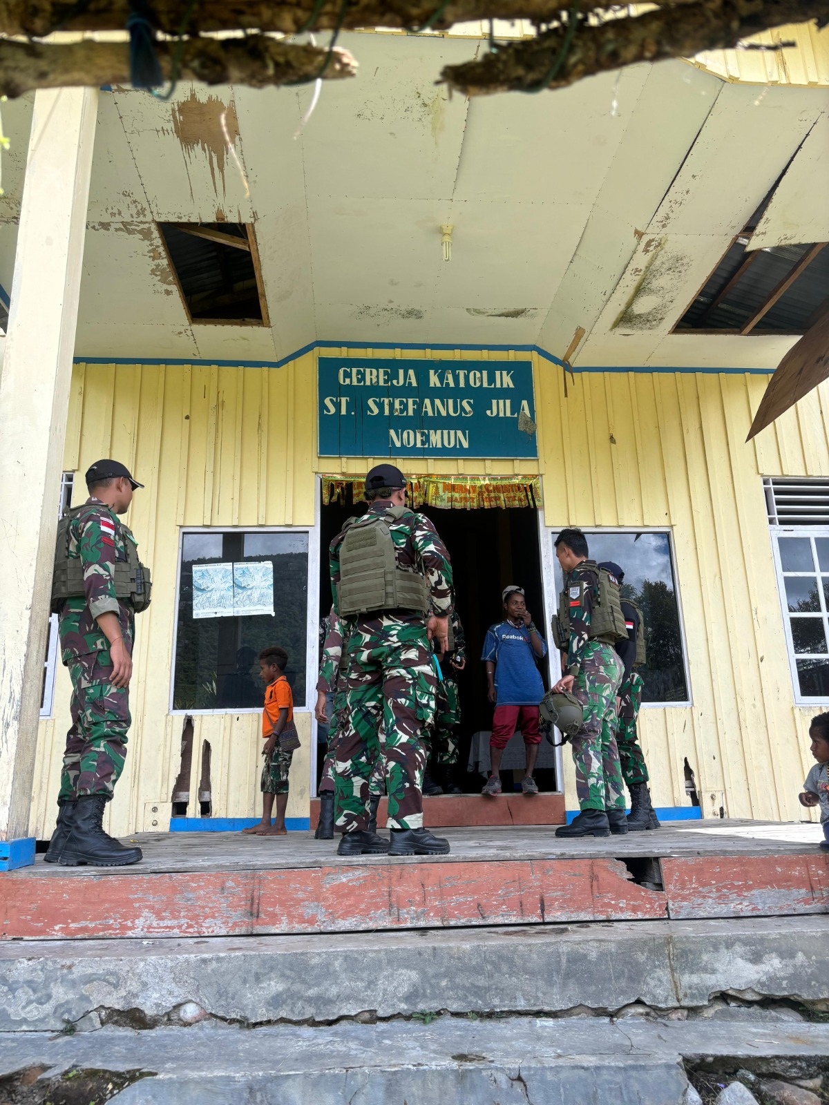 Satgas Yonif 611/Awang Long Melaksanakan Kegiatan Pengamanan Tempat Ibadah