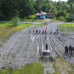 Peringatan Hari Guru Nasional, Satgas Yonif 611/Awang Long dan Dewan Guru SD Inpres Nayaro Gelar Upacara Bendera Bersama