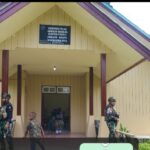Personel Satgas Yonif 611/Awang Long Bersama Warga Rutin Gelar Ibadah Mingguan