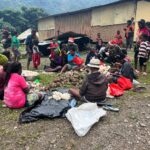 Sambut Natal, Personel Pos Banti Satgas Yonif 611/Awang Long Bagikan Bingkisan