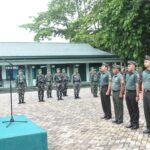Dandim 1002/HST Lepas Dua Prajurit Setia dan Sambut Anggota Baru dalam Upacara Korp Raport