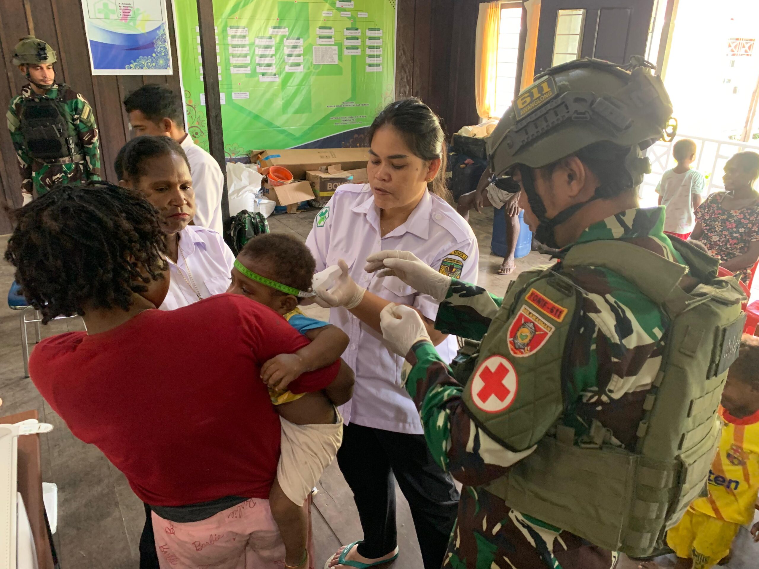 Puskesmas Kiliarma Bersama Satgas Pam Obvitnas Yonif 611/Awang Long Gelar Layanan Kesehatan Gratis