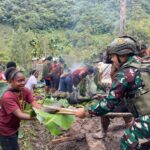 Lestarikan Warisan Budaya, Satgas Yonif 611/Awang Long Terlibat Langsung Acara Bakar Batu Pembangunan Honai