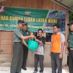 TNI Buktikan Kemanunggalan dengan Rakyat, Bedah Rumah Warga Kurang Mampu di Labuan Amas Selatan