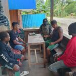 Dengan Berjalan Kaki, Satgas Yonif 611/Awang Long Melaksanakan ini Kepada Masyarakat Mimika