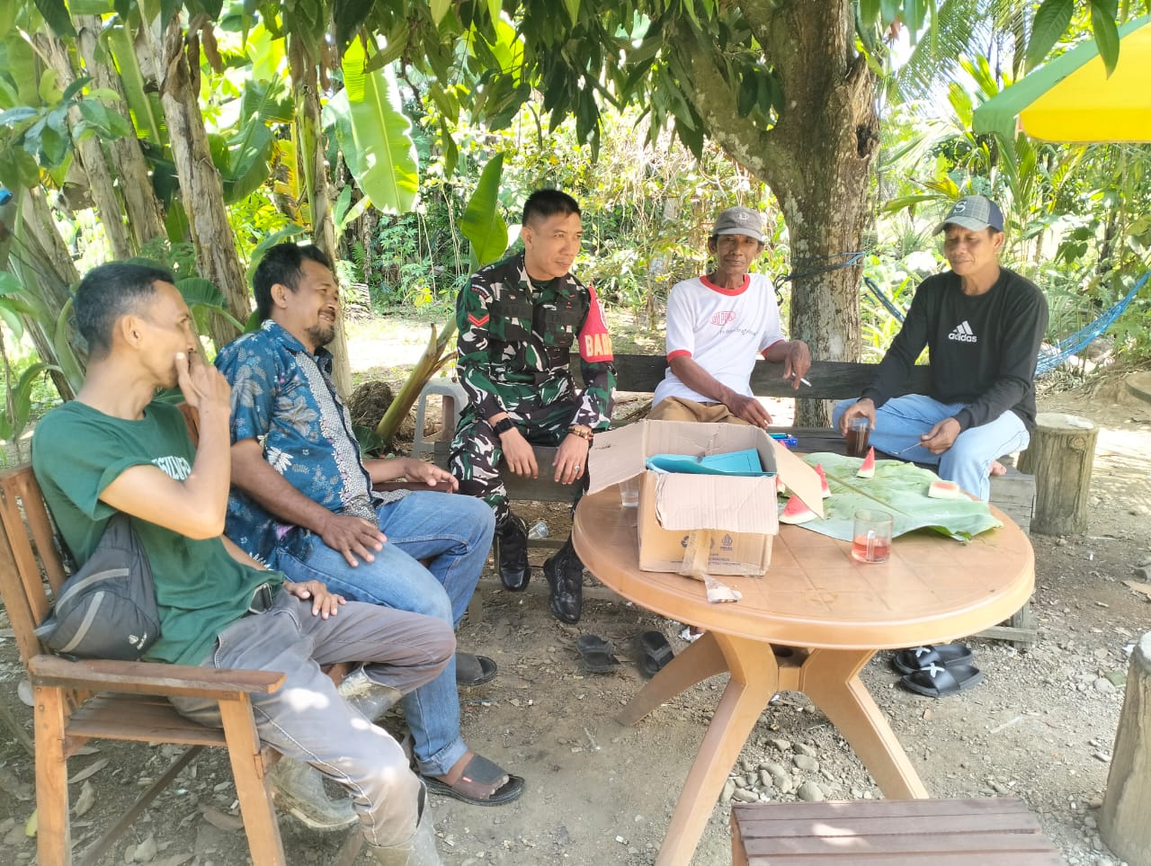Babinsa Perkuat Silaturahmi dengan Warga Batang Alai Selatan, Bahas Pembangunan Desa