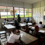 Tingkatkan Mutu Pendidikan, Satgas Yonif 611/Awang Long Mengajar SD Jila