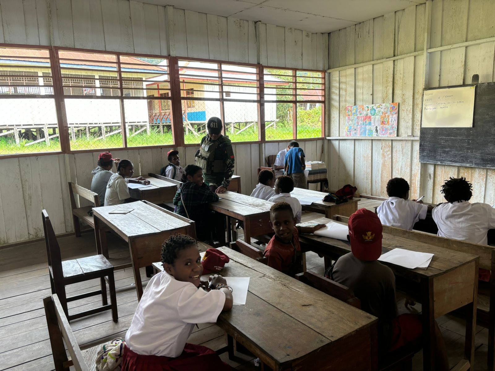 Tingkatkan Mutu Pendidikan, Satgas Yonif 611/Awang Long Mengajar SD Jila