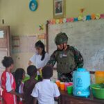 Pemenuhan Gizi Anak, Satgas Yonif 611/Awang Long Bagikan Bubur Kacang Hijau di SD Inpres Nayaro