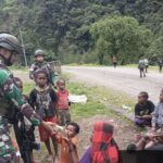 Melalui Jum’at Berkah, Satgas Yonif  611/Awl Pererat Hubungan Dengan Masyarakat Mimika