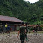 Kepedulian Satgas Yonif 611/Awang Long Bersama Masyarakat Gotong Royong Pembangunan Gereja Kimbeli