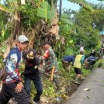 Babinsa Kayu Rabah Bersama Masyarakat Bersihkan Parit Cegah Banjir