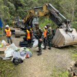 Pentingnya Kebutuhan Air Bersih, Satgas Yonif 611/Awang Long Bersama Tim CLO Gelar Gotong Royong Perbaikan Bendungan Air