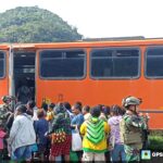 Bantu Kenyamanan Warga, Satgas Yonif 611/Awang Long Melaksanakan Pengamanan dan Pengawalan Bus