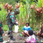 Satgas Yonif 611/ Awang Long, Jumat Berkah Pererat Hubungan TNl dan Masyarakar