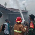 Kebakaran Hanguskan Empat Rumah dan Satu Ruang Belajar di Barabai, Babinsa Turut Bantu Pemadaman