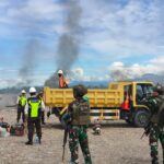 Cegah Terjadinya Longsor, Satgas Pam Obvitnas Yonif 611/Awang Long Bersama Tim Gabungan Melaksanakan Operasi Pendulang ilegal