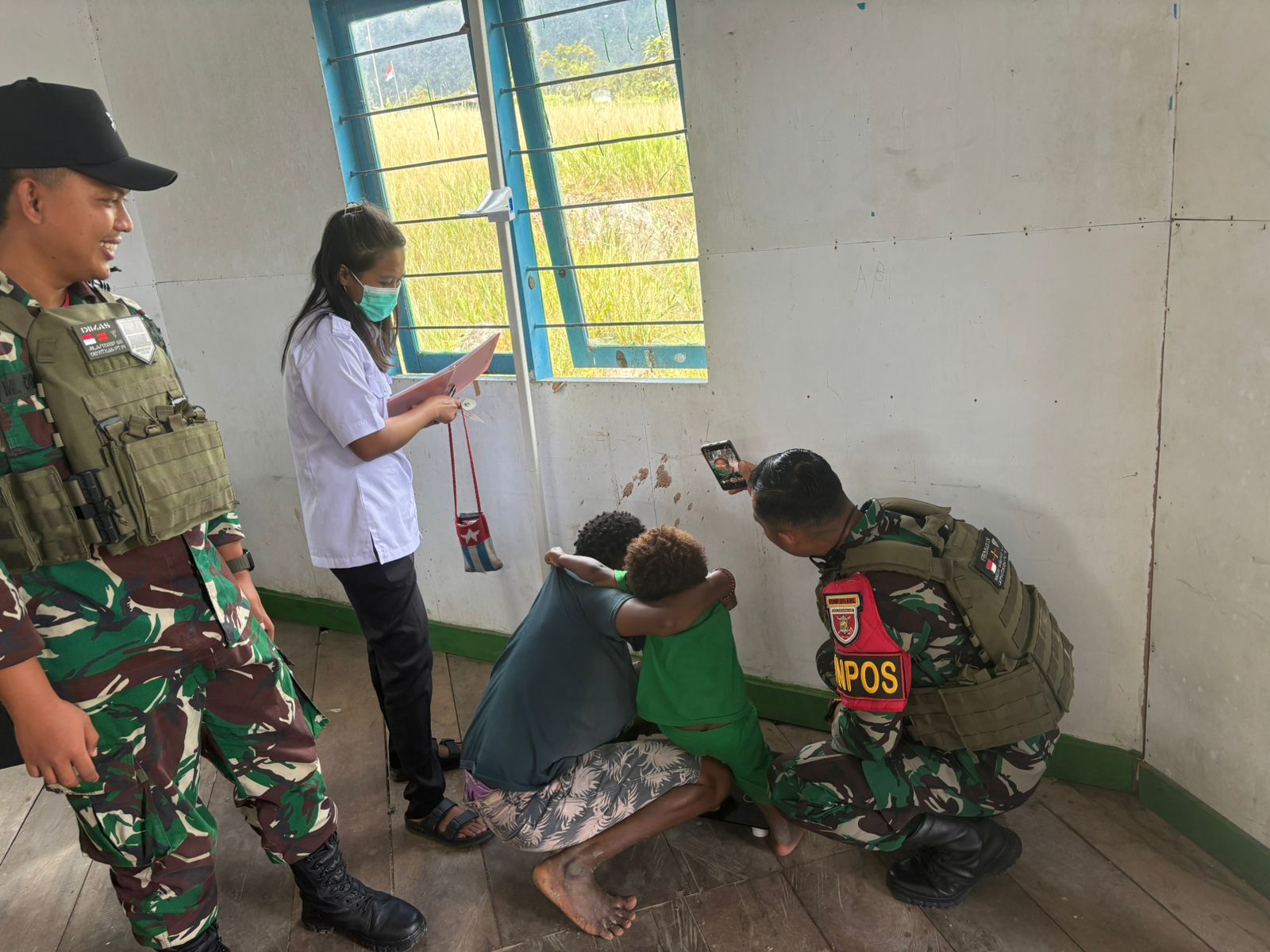Tingkatkan Kesehatan, Satgas Yonif 611/Awang Long Melaksanakan Posyandu Kepada Masyarakat Distrik Jila