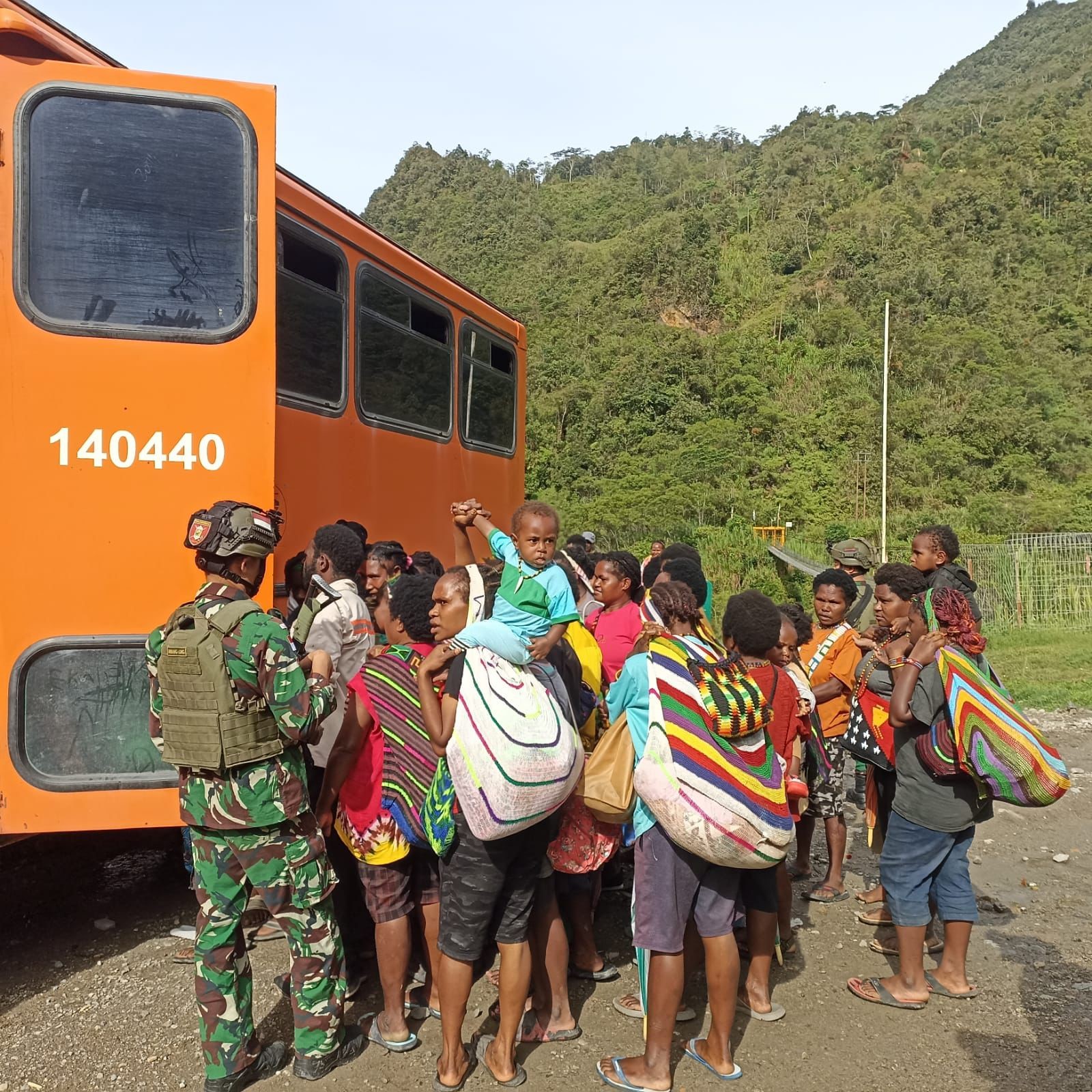 Pastikan Kenyamanan Warga, Satgas Yonif 611/Awang Long Melaksanakan Pengawalan Bus Masyarakat