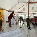 Bangun Sinergi, Satgas Yonif 611 Awang Long melaksanakan Binter Pembersihan Gereja Bintang Timur di Kab. Mimika