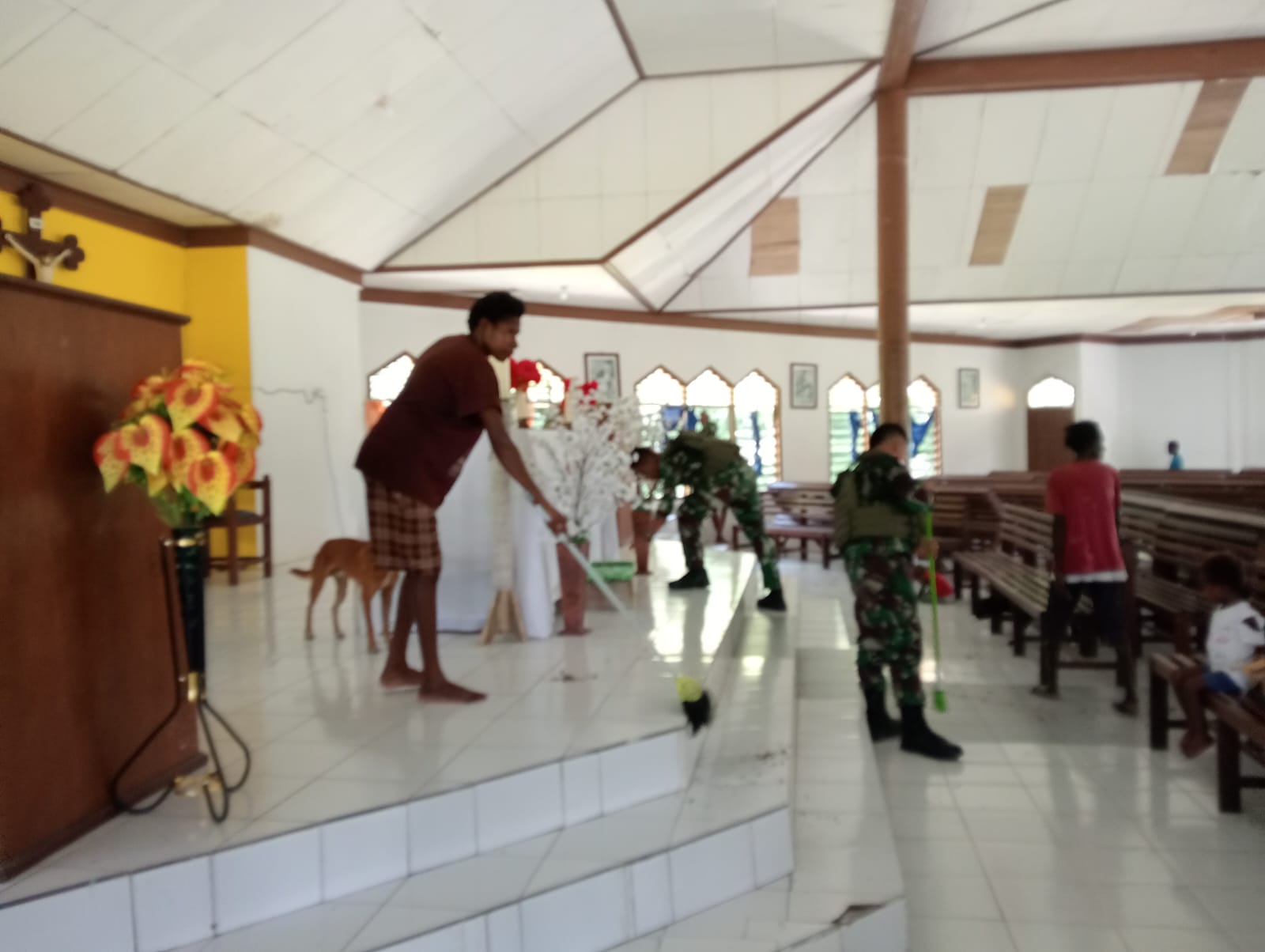 Bangun Sinergi, Satgas Yonif 611 Awang Long melaksanakan Binter Pembersihan Gereja Bintang Timur di Kab. Mimika