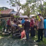 Babinsa, Bhabinkamtibmas Bersama Warga Bersihkan Lingkungan Desa Teluk Masjid