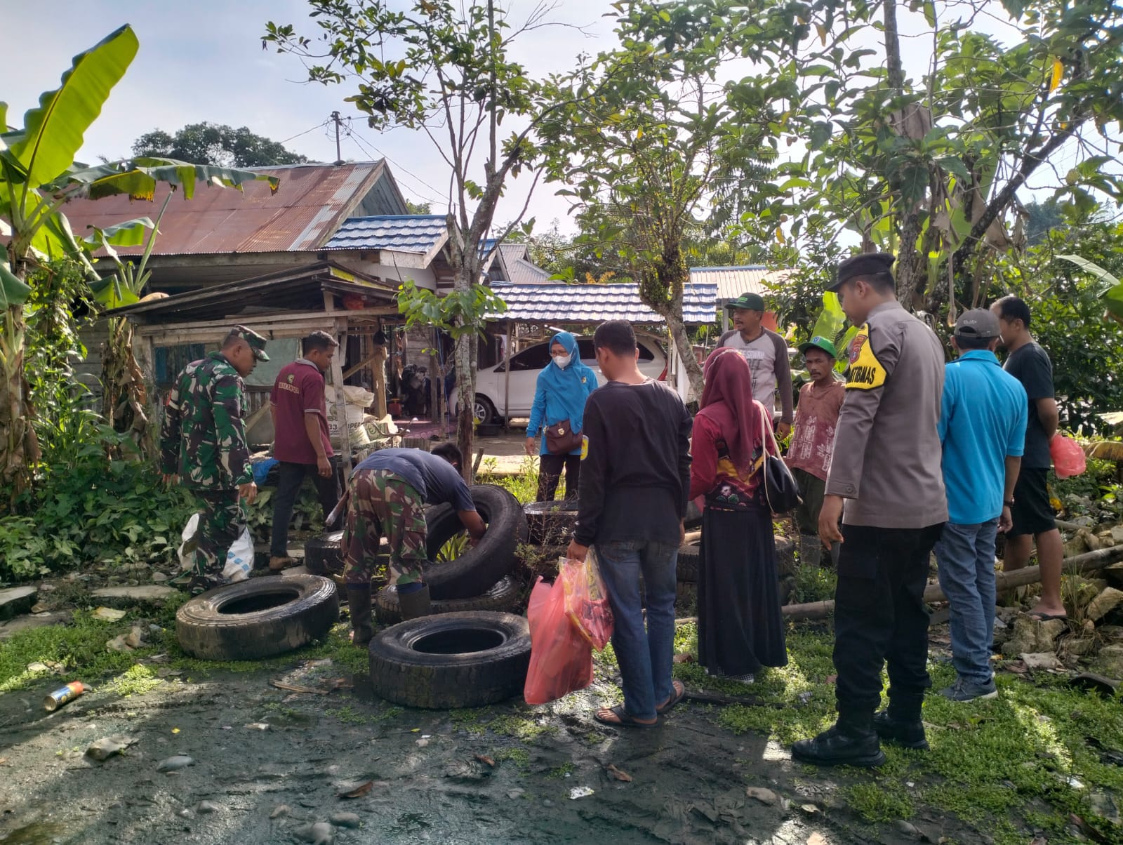 Babinsa, Bhabinkamtibmas Bersama Warga Bersihkan Lingkungan Desa Teluk Masjid