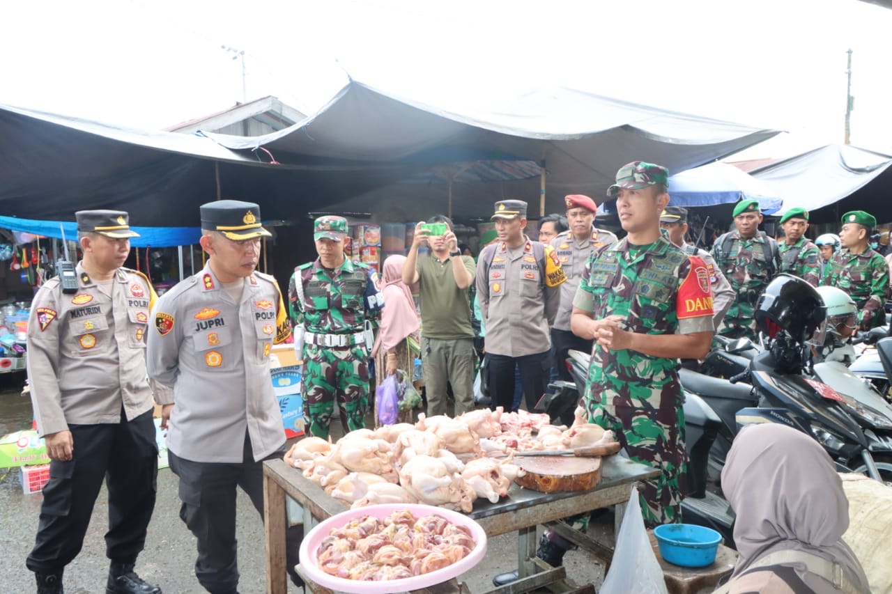 Pemantauan Harga Sembako di Pasar Keramat Barabai Oleh Dandim dan Kapolres HST
