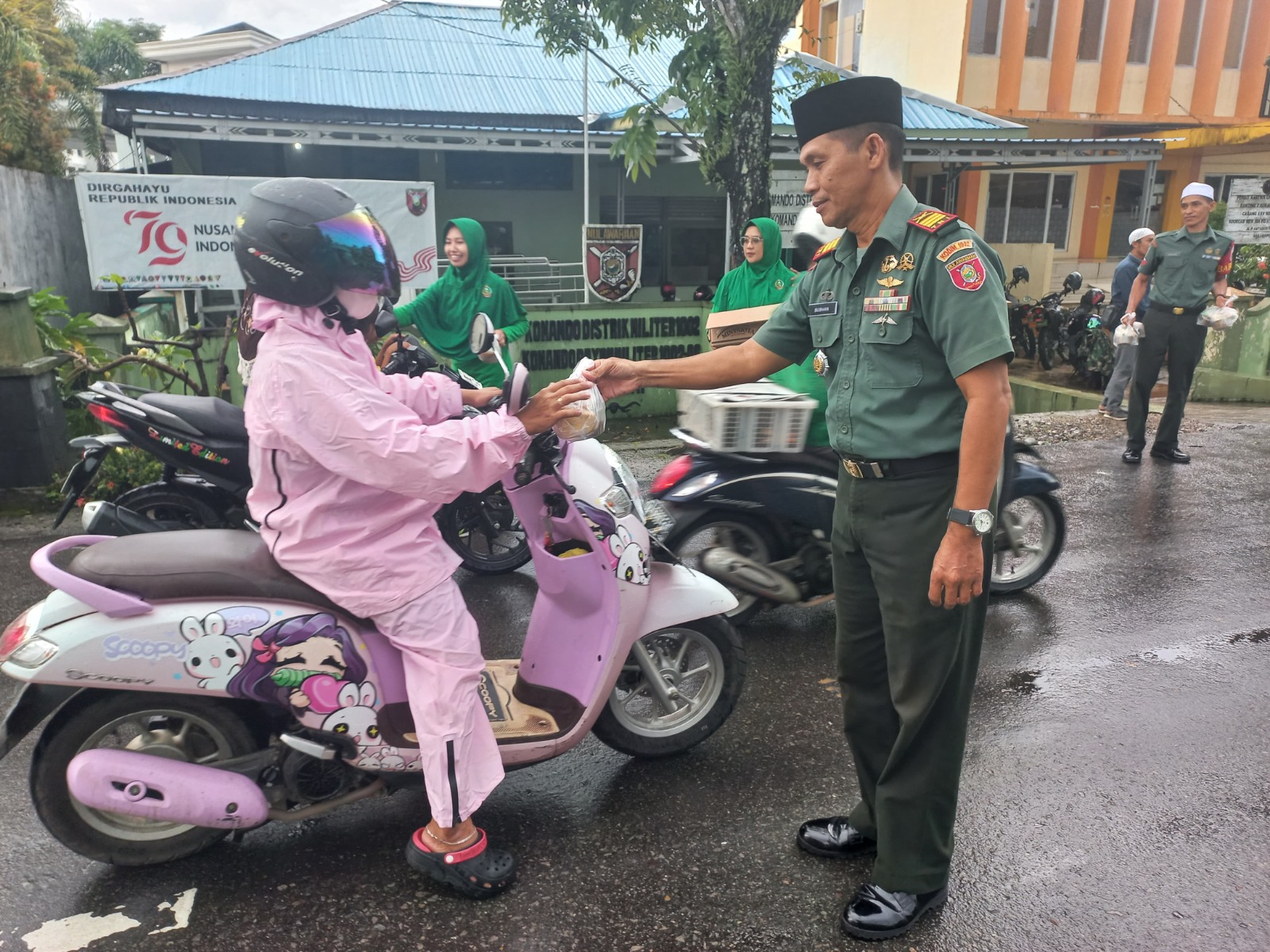 Wujud Kepedulian TNI, Kodim 1002/HST Bagikan Takjil Gratis