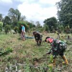 Menjaga Kebersihan Lingkungan, Koramil Batu Benawa Ajak Warga Bersihkan Makam