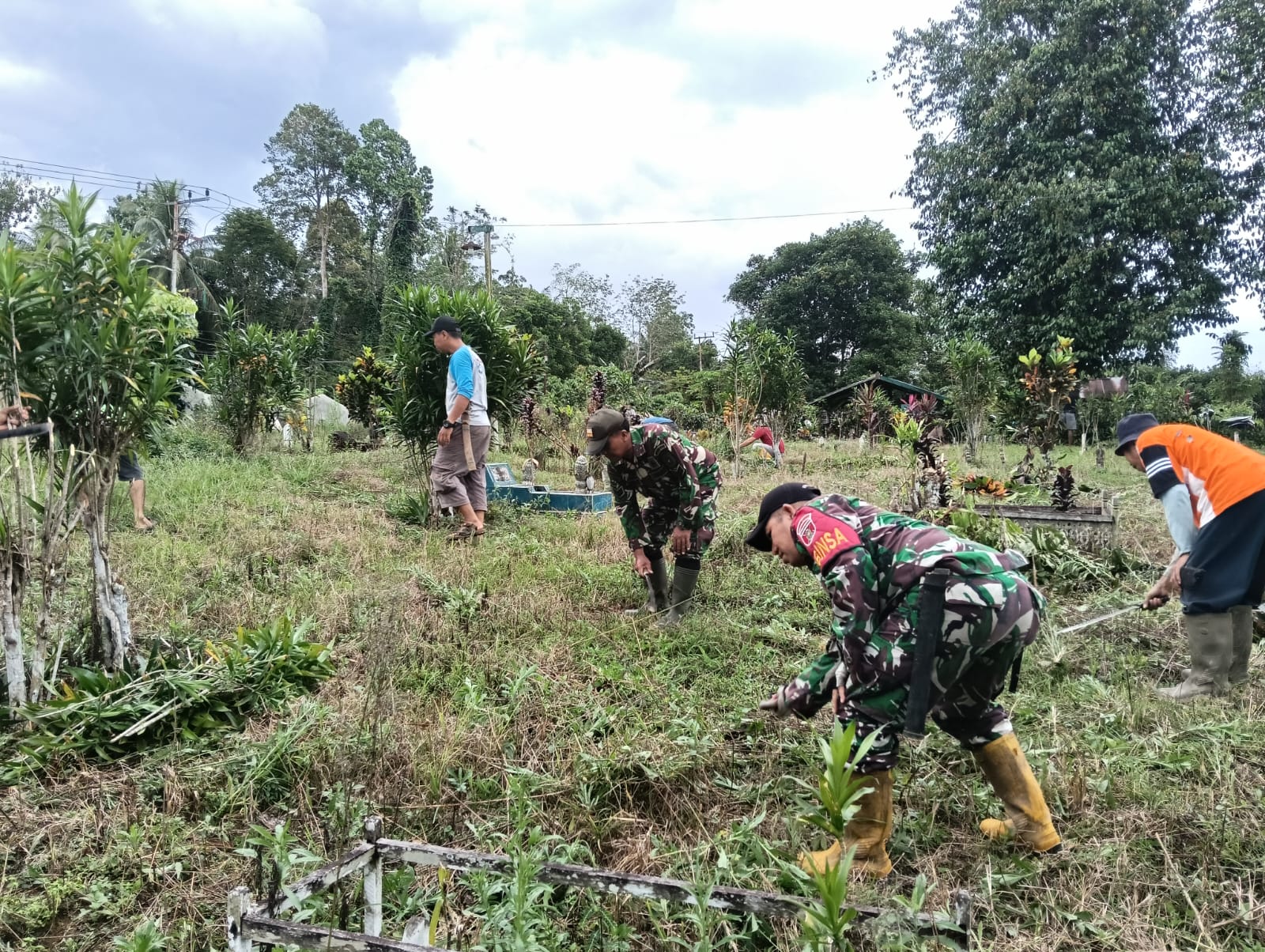 Menjaga Kebersihan Lingkungan, Koramil Batu Benawa Ajak Warga Bersihkan Makam