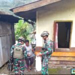 Bantu Ringankan Warga, Satgas Yonif 611/Awl Berbagi Makanan Melalui Jum’at Berkah Bantu Ringankan Warga, Satgas Yonif 611/Awl Berbagi Makanan Melalui Jum’at Berkah