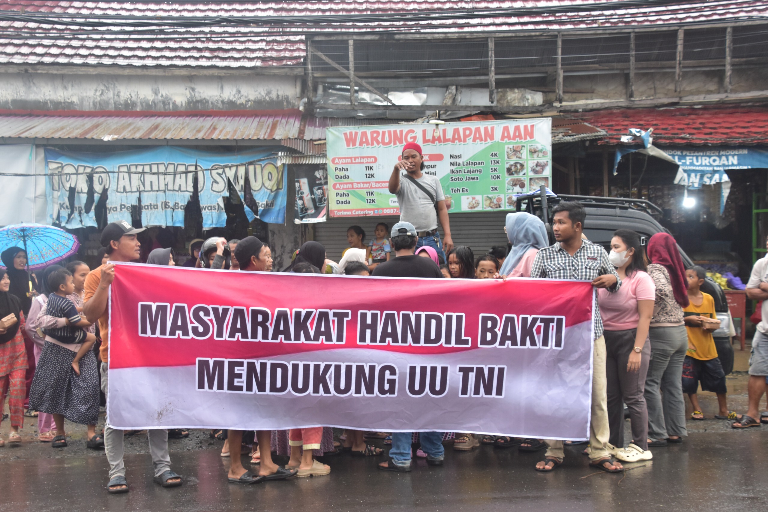 Masyarakat Barito Kuala Gelar Aksi Dukung UU TNI, Sekaligus Berbagi Takjil