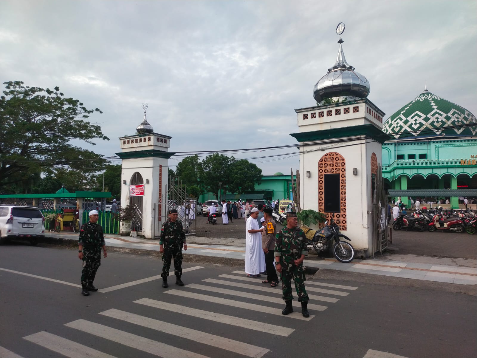 Babinsa-Bhabinkamtibmas Amankan Sholat Ied 1446 H di HST