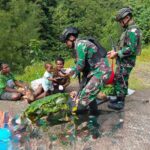 Personil Satgas Yonif 611/ Awang Long Kembali Gelar Jum’at Berkah Berbagi Makanan