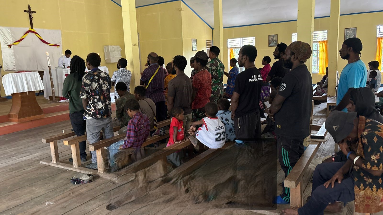 Jaga Toleransi, Satgas Yonif 611/Awang Long Rayakan Hari Paskah Bersama Warga di Distrik Jila