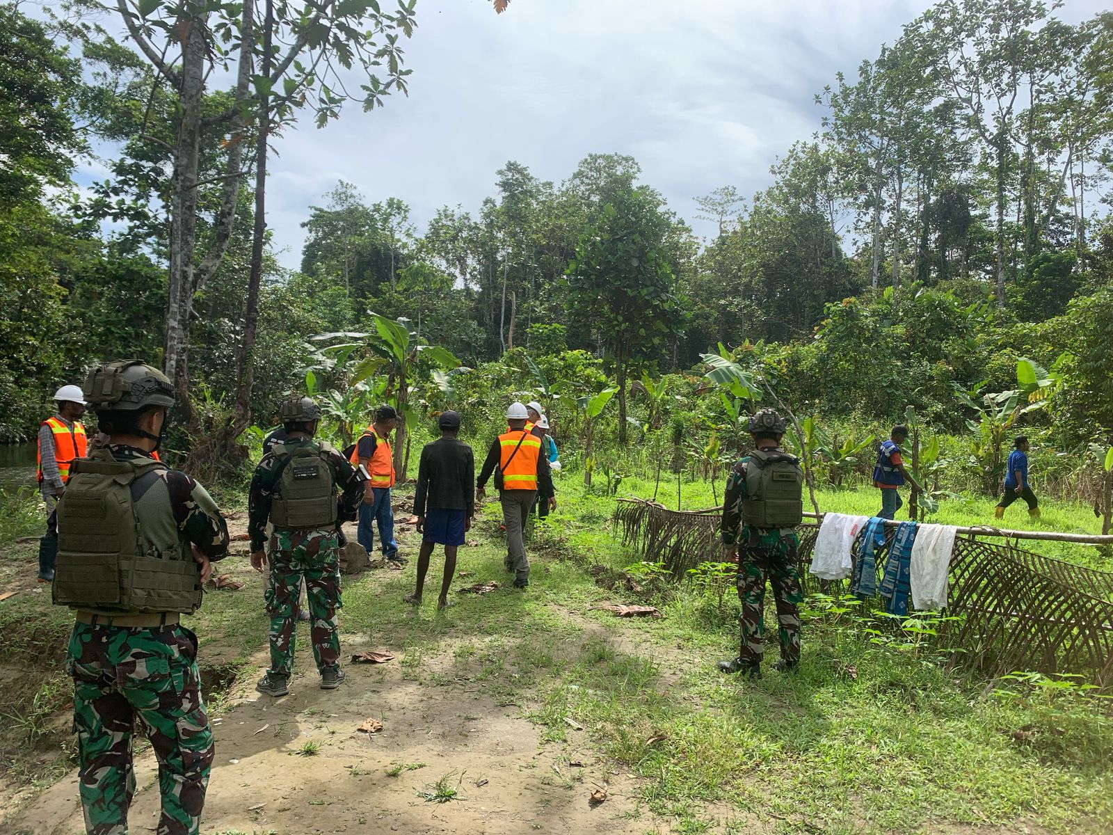 Satgas Yonif 611/Awang Long Dampingi Survei Lokasi Kolam di Kampung Nayaro