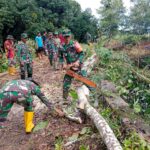Karya Bakti Koramil Haruyan: Lingkungan Bersih, Masyarakat Sehat